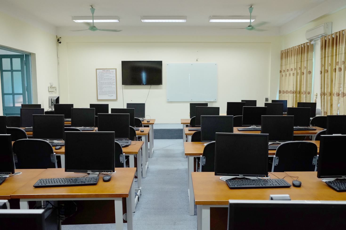 Ph&ograve;ng thực h&agrave;nh c&ocirc;ng nghệ th&ocirc;ng tin