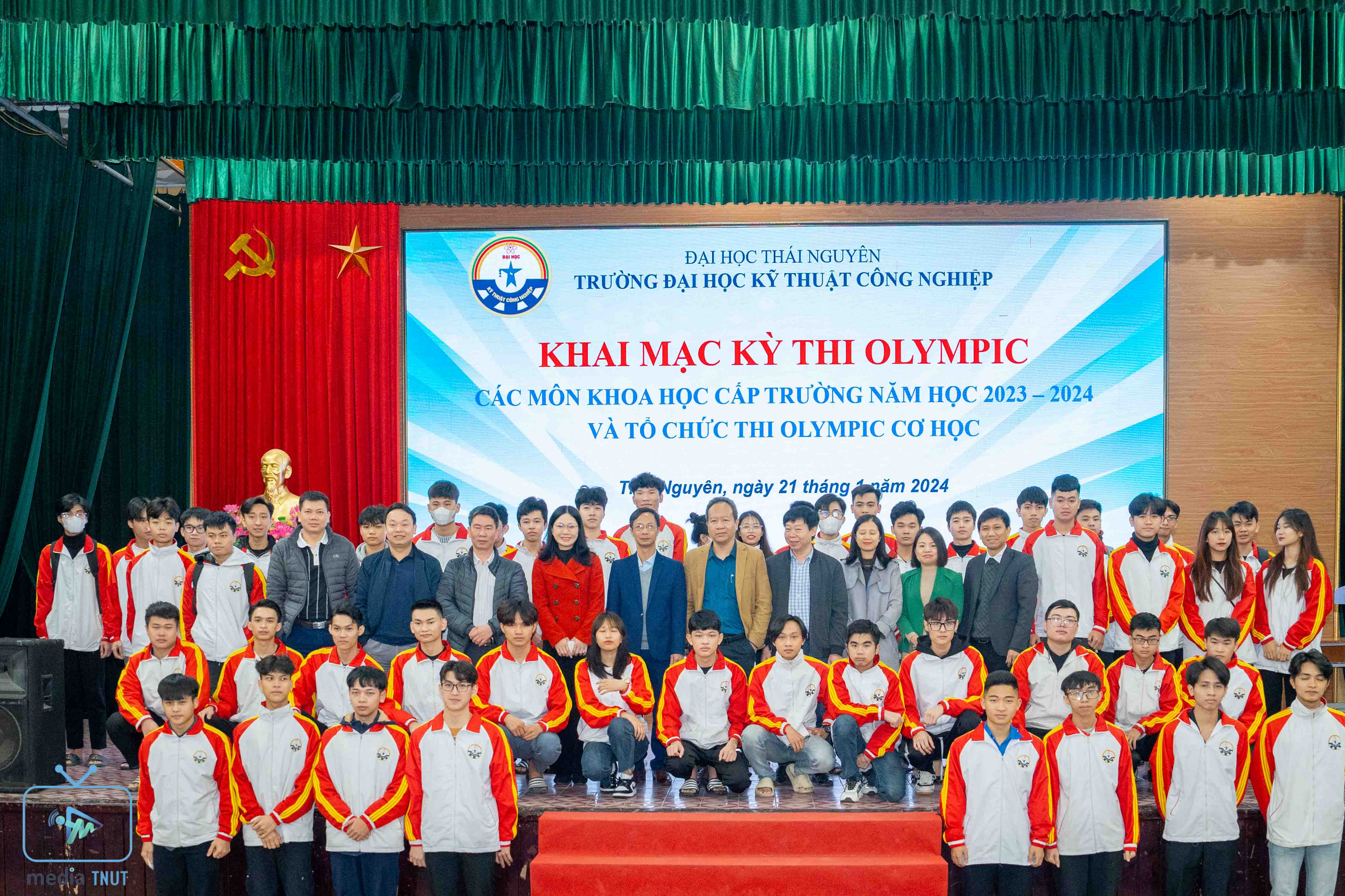 Th&agrave;nh t&iacute;ch v&agrave; đ&oacute;ng g&oacute;p cho x&atilde; hội Đại học Kỹ thuật C&ocirc;ng nghiệp
