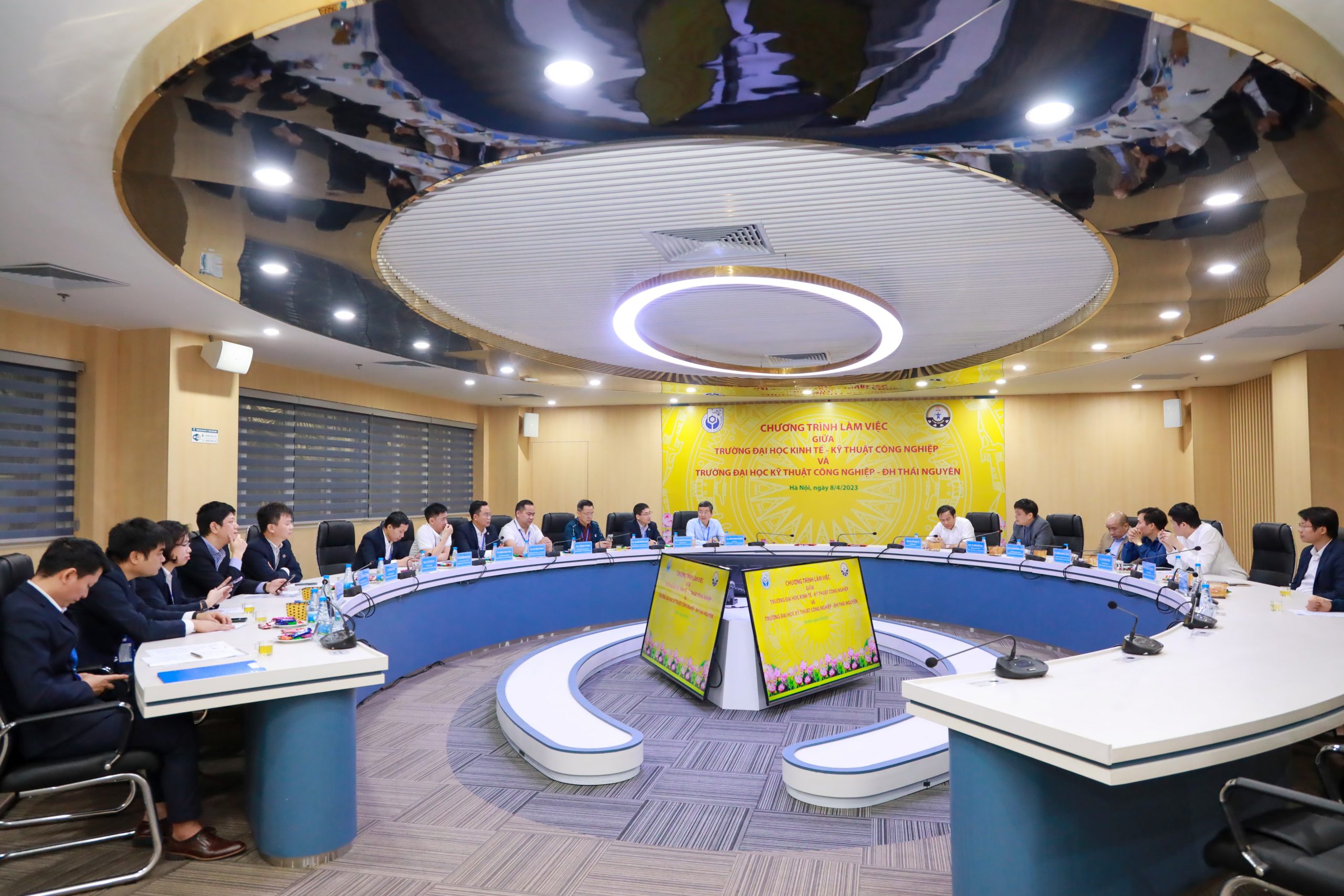 Đội ngũ giảng vi&ecirc;n v&agrave; c&aacute;n bộ Đại học Kỹ thuật C&ocirc;ng nghiệp