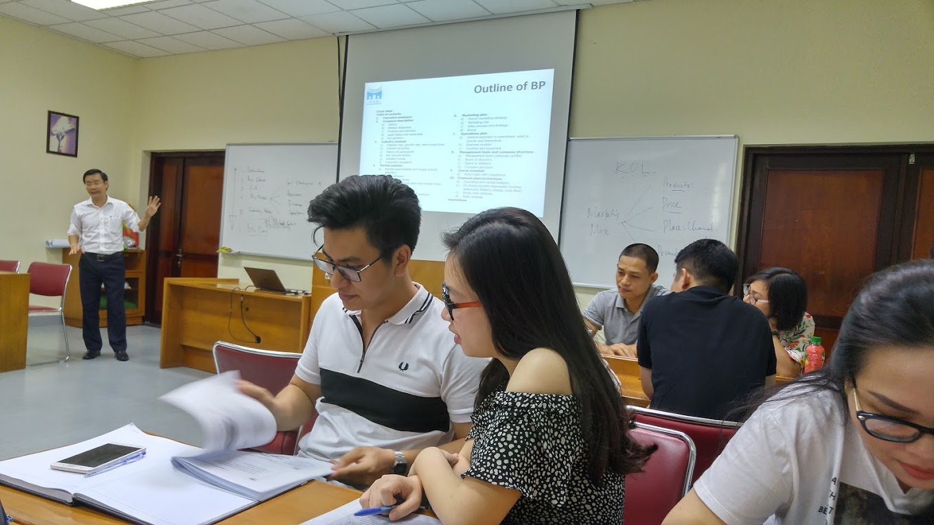 Cơ cấu tổ chức v&agrave; chương tr&igrave;nh đ&agrave;o tạo Đại học C&ocirc;ng nghệ