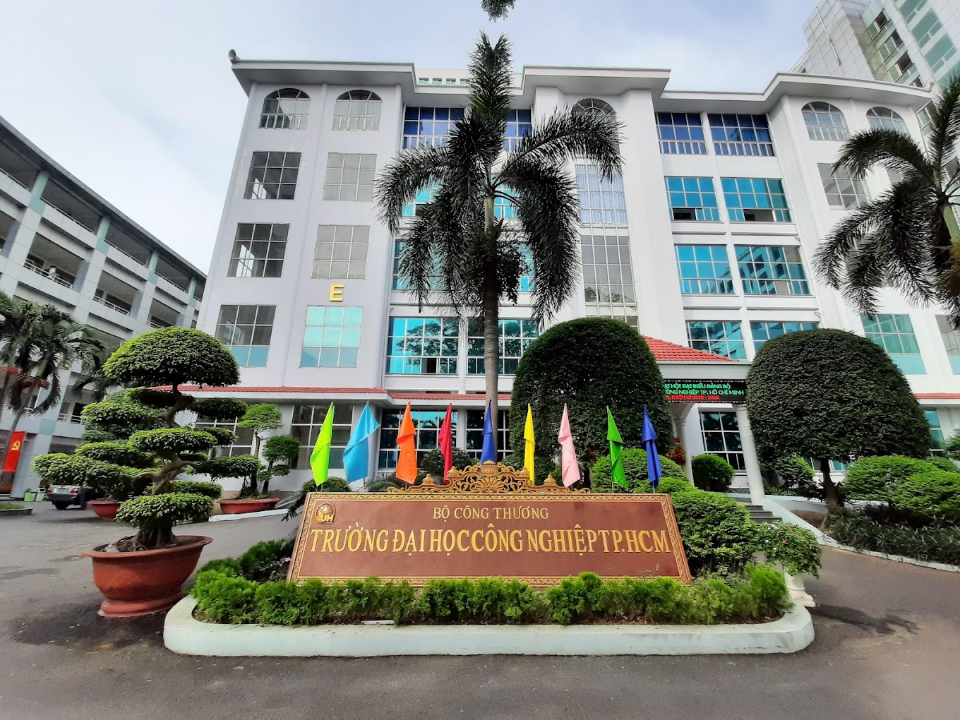 Giới thiệu về Đại học C&ocirc;ng nghiệp Th&agrave;nh phố Hồ Ch&iacute; Minh