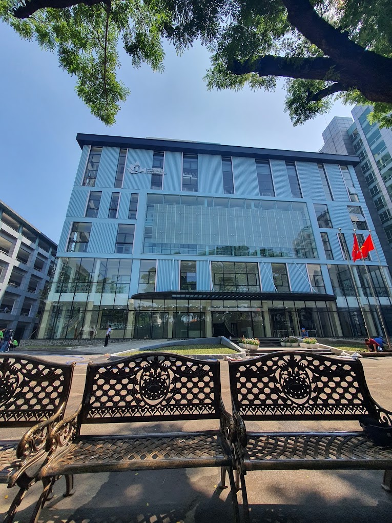 Đội ngũ giảng vi&ecirc;n v&agrave; nghi&ecirc;n cứu khoa học IUH