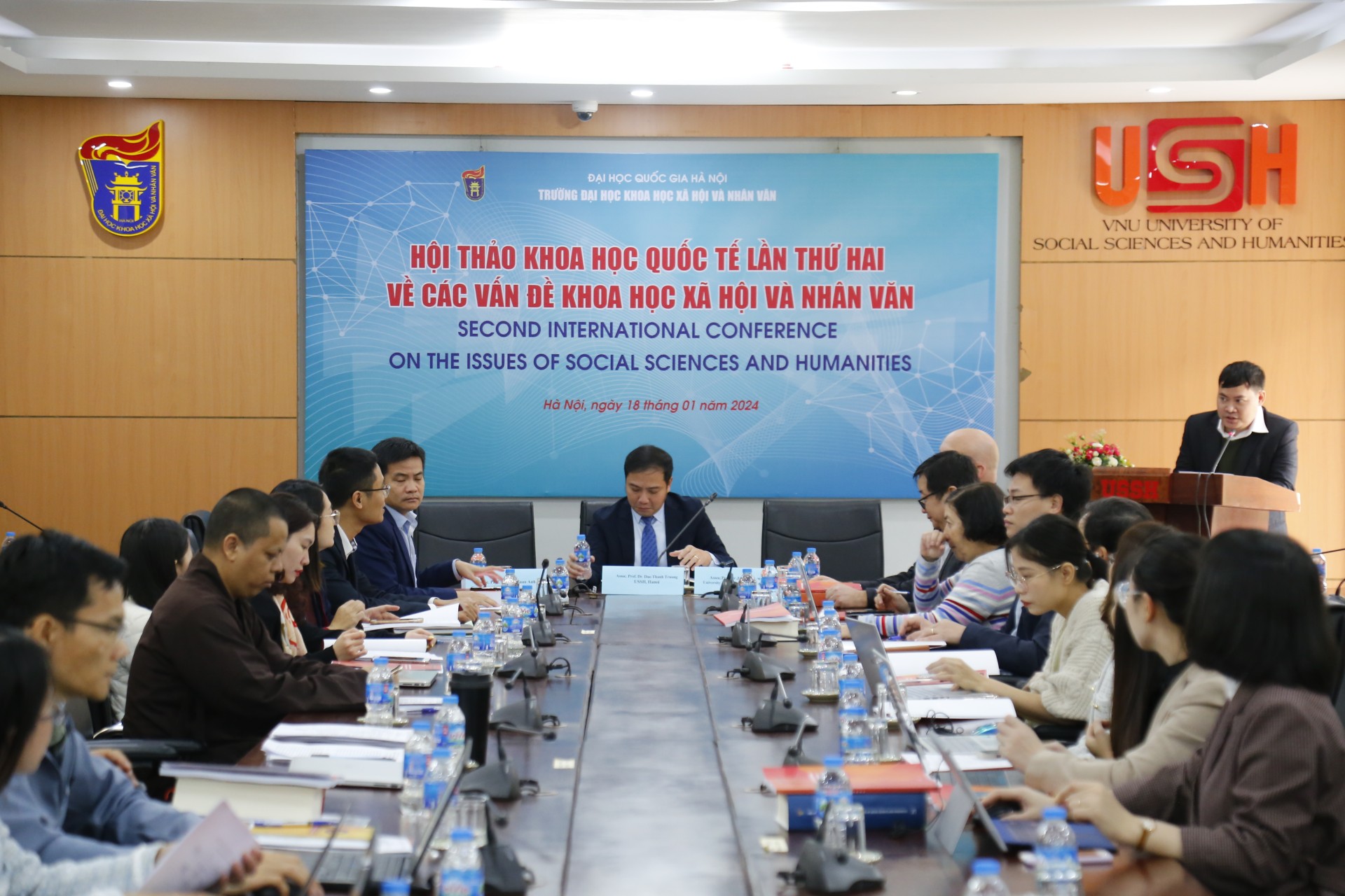 Cơ cấu tổ chức v&agrave; chương tr&igrave;nh đ&agrave;o tạo Đại học KHXH&NV