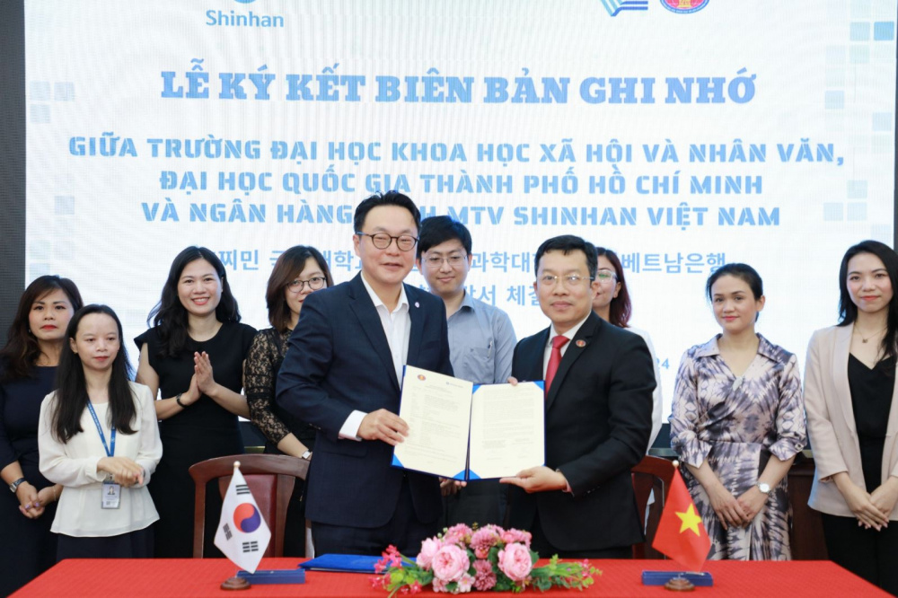 Th&agrave;nh tựu v&agrave; đ&oacute;ng g&oacute;p cho x&atilde; hội Đại học KHXH&NV