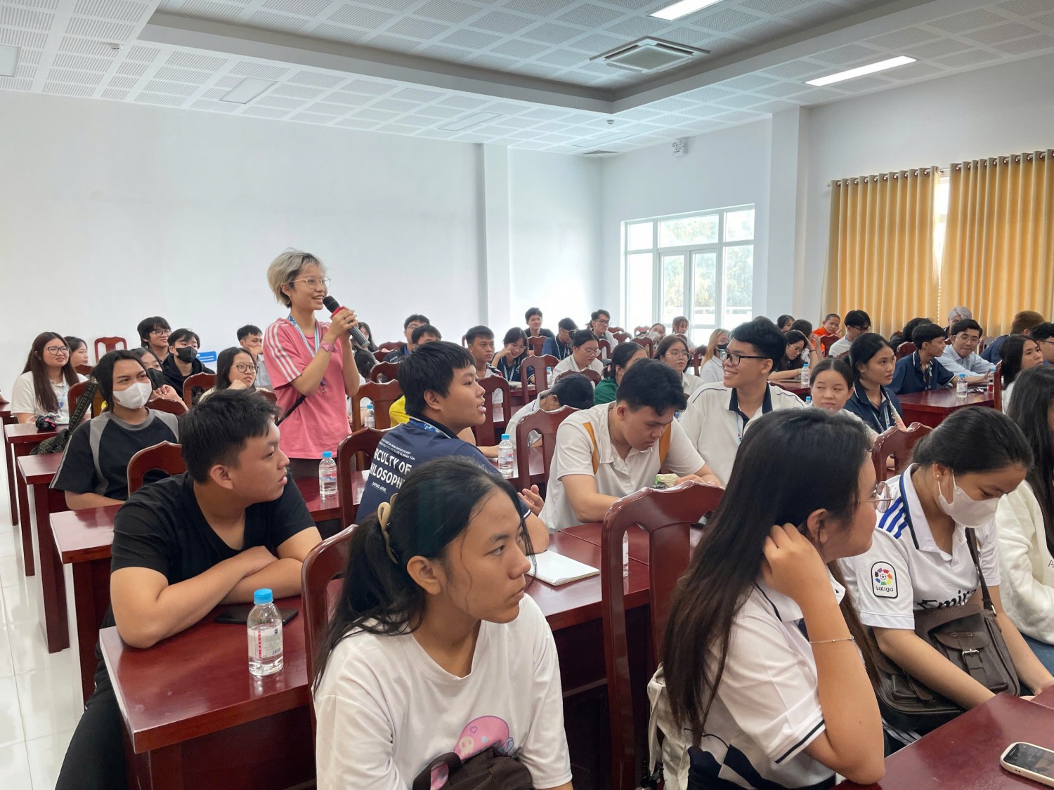 Cơ sở vật chất v&agrave; dịch vụ hỗ trợ sinh vi&ecirc;n Đại học KHXH&NV