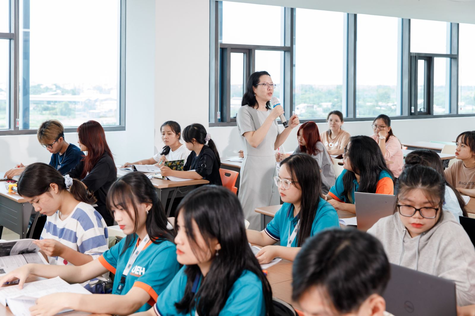 Hoạt động nghi&ecirc;n cứu khoa học Đại học Kinh tế Th&agrave;nh phố Hồ Ch&iacute; Minh