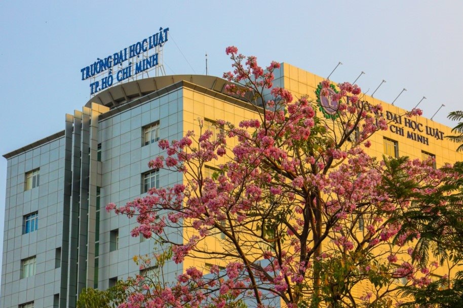 Lịch Sử H&igrave;nh Th&agrave;nh v&agrave; Ph&aacute;t Triển Đại học Luật TP. HCM