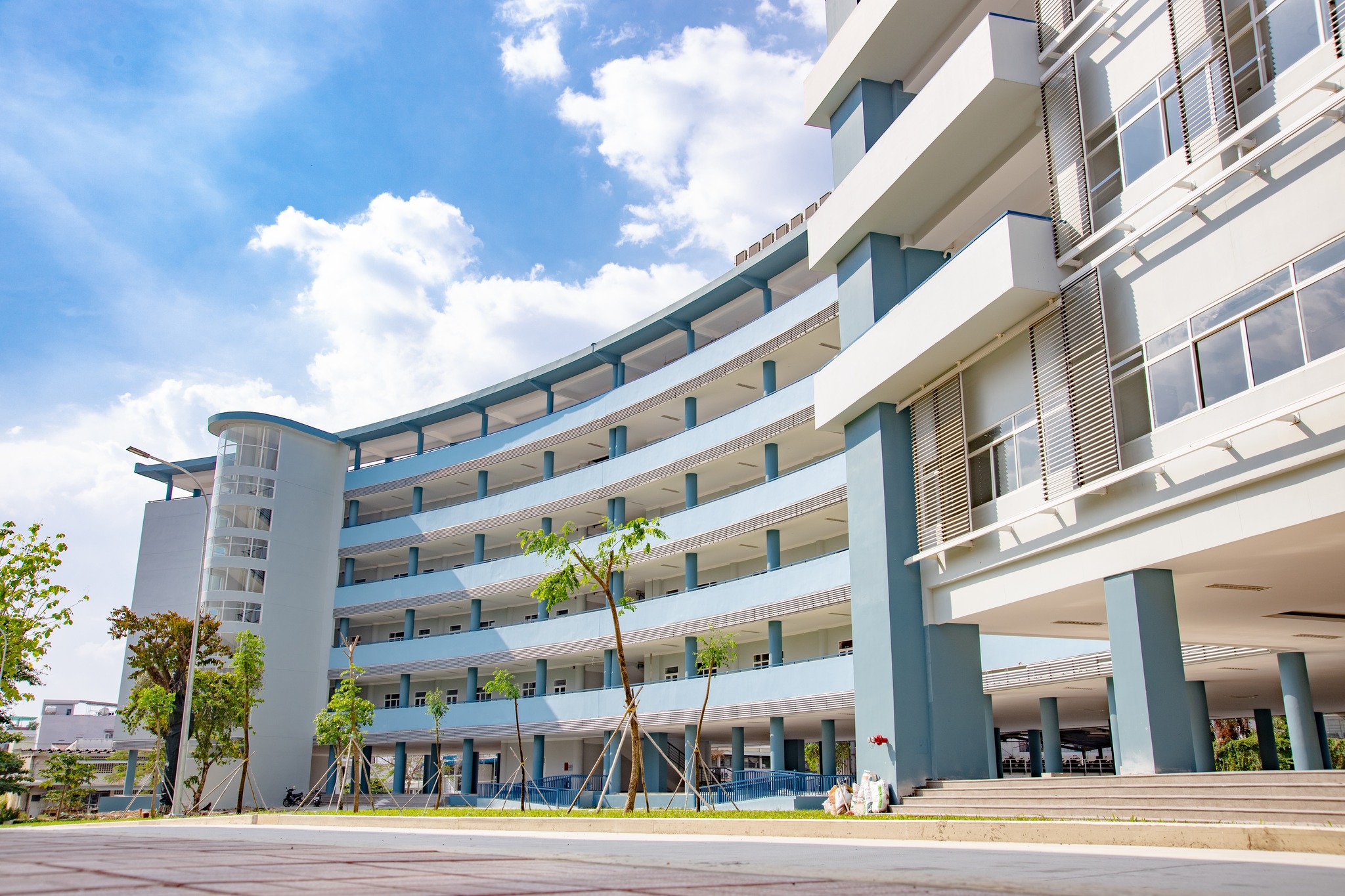 Th&agrave;nh Tựu v&agrave; Đ&oacute;ng G&oacute;p Cho X&atilde; Hội Trường Đại Học Ng&acirc;n H&agrave;ng TP. HCM