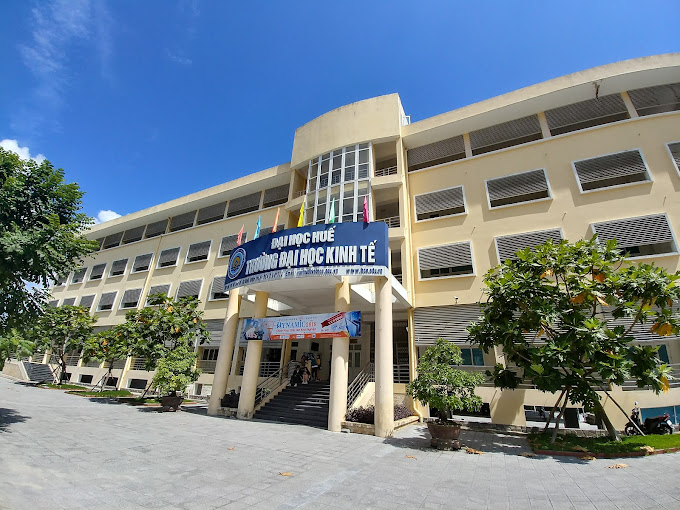 Đội ngũ giảng vi&ecirc;n v&agrave; nghi&ecirc;n cứu khoa học