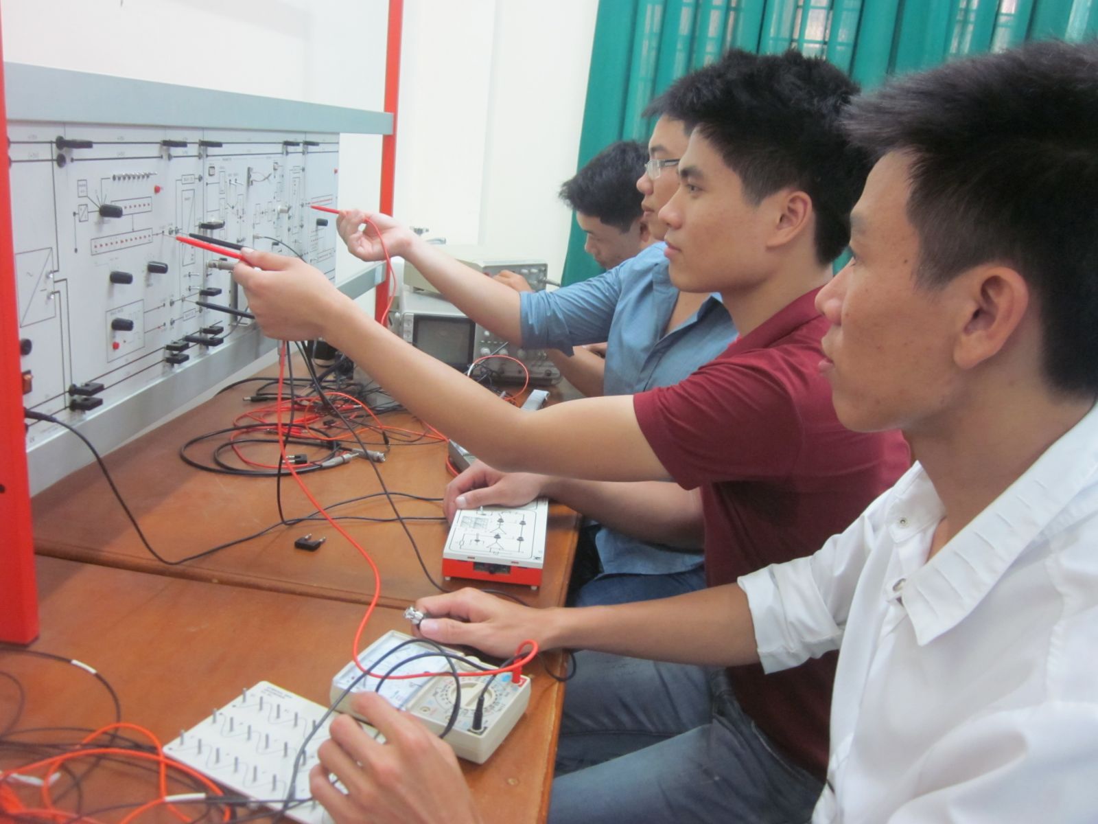 Ngành điện tử, viễn thông điểm chuẩn