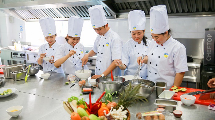 quản trị nhà hàng và dịch vụ ăn uống ra làm gì